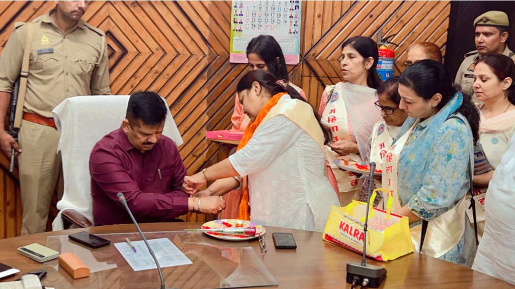 SaharanpurSewa's tweet photo. Sant Shri Asharamji Bapu प्रेरित #महिला_उत्थान_मंडल #सहारनपुर (उत्तर प्रदेश) द्वारा विभन्न स्थानों पर रक्षाबंधन कार्यक्रम का आयोजन किया गया जहां देश की सेवा में रत अनेक भाईयों को वैदिक रक्षा सूत्र बांधकर उनकी दीर्घायु की कामना की।
#आओ_मनाएं_वैदिक_रक्षाबंधन
#SaharanpurAshram https://t.co/FaguPxFHk2