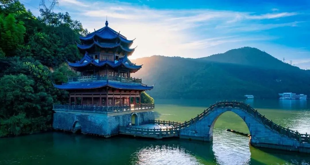 xuluomei1's tweet image. 桐庐，地处三江两湖（三江指新安江、富春江、钱塘江；两湖指西湖和千岛湖），自然条件得天独厚，自古即以“山青、水秀、史悠、境幽”闻名于世。
#Zhejiang #Tonglu