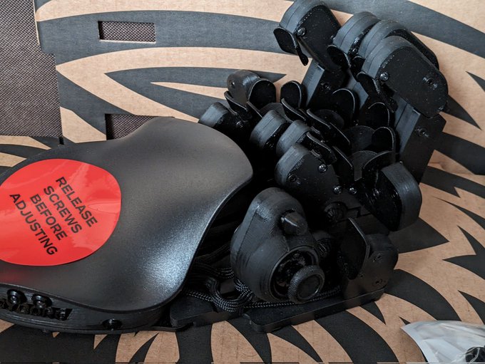 左手デバイス新調おじさん 