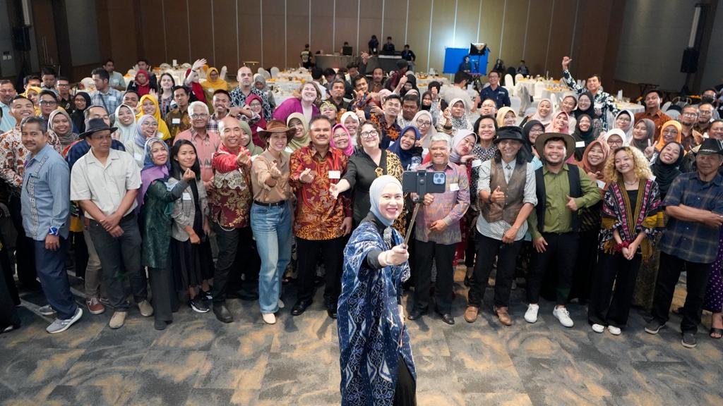 KonJenBali's tweet photo. Another memorable night celebrating 70 years of🇦🇺scholarships in🇮🇩 in Mataram, NTB. The Gala Dinner was attended by around 100 Australian alumni and special guests. Thank you to all those who joined us to celebrate this remarkable milestone of 🇦🇺and🇮🇩 ties in education. #OzAlum https://t.co/iMOHdszF1s