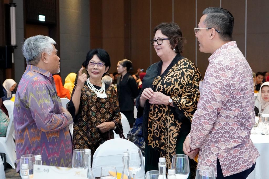 KonJenBali's tweet photo. Another memorable night celebrating 70 years of🇦🇺scholarships in🇮🇩 in Mataram, NTB. The Gala Dinner was attended by around 100 Australian alumni and special guests. Thank you to all those who joined us to celebrate this remarkable milestone of 🇦🇺and🇮🇩 ties in education. #OzAlum https://t.co/iMOHdszF1s
