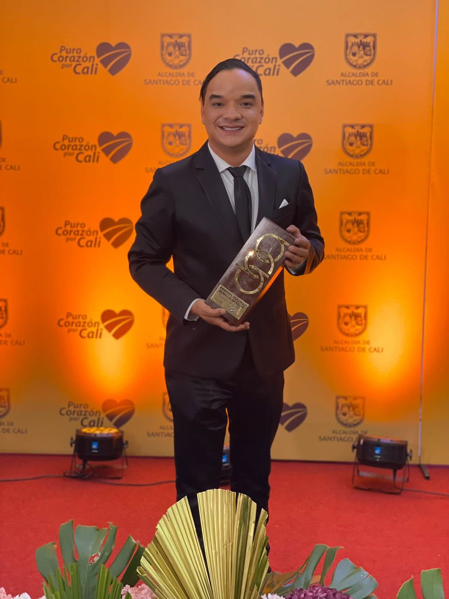 BedoyaWeb's tweet photo. Muchísimas gracias a todas las personas que siempre contribuyen en mi vida profesional y en esta ocasión un agradecimiento de corazón, muy especial a @gamboanews @aliciasarmiento @AlcaldiaDeCali y todo el equipo de @TPNoticias_  ❤️ #PremiosAba Mil Gracias 😊 https://t.co/1fHuerP4gR