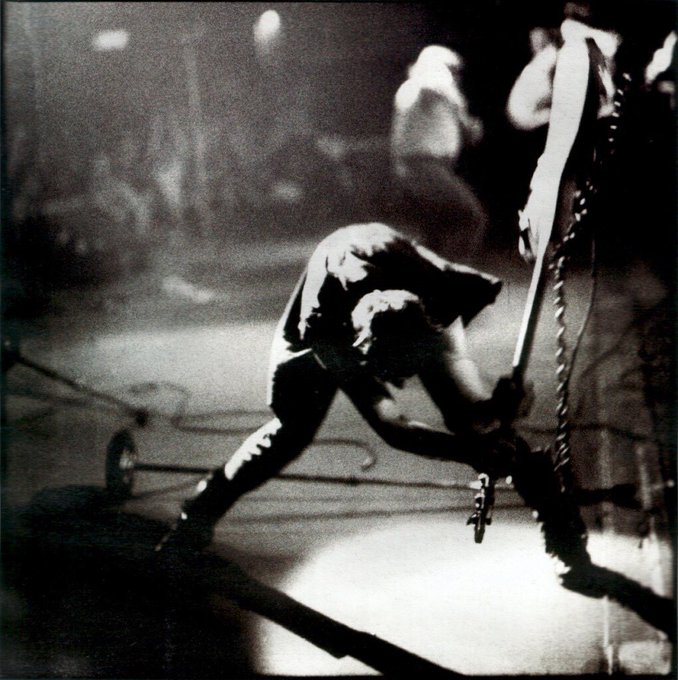 crockpics's tweet photo. Paul Simonon of The Clash smashing a bass in 1979 which would later become the cover of their album 'London Calling' Photo by Pennie Smith. https://t.co/ydDsi2dsBU