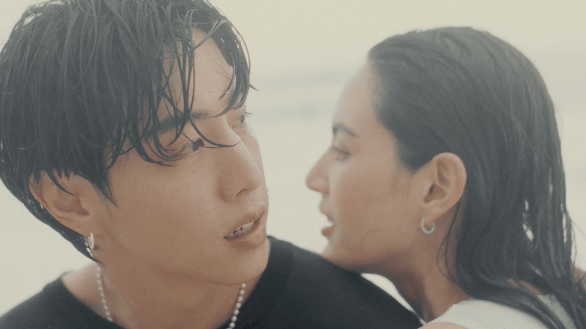 cri_khan's tweet photo. ไหนบอกว่าเพลงเศร้า ดู MV แล้วหวานเจี๊ยบ ฟิวส์แฟน เลยนะลุง☺️🥰
#MarkTuan https://t.co/Z1MGucOX3w