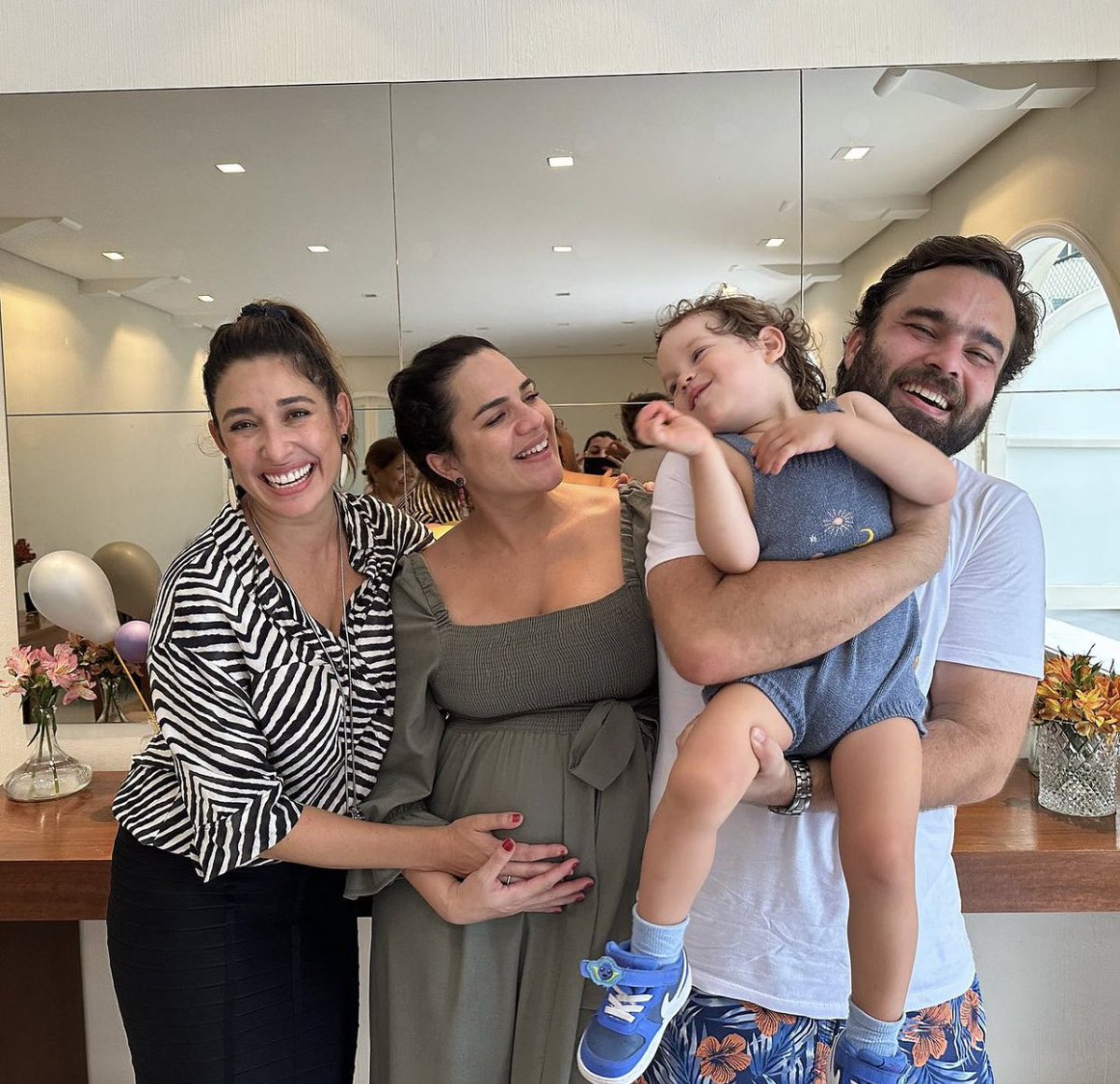 GitieLoveyou's tweet image. sério, eu amo a relação LINDA que há entre a Gi e os irmãos dela. Ela é muito apaixonada e conectada com eles, é realmente incrível ver o amor, admiração e o cuidado tão lindo que eles possuem um com o outro. Amo demais essa família, sou bobinha por eles ❤️❤️❤️