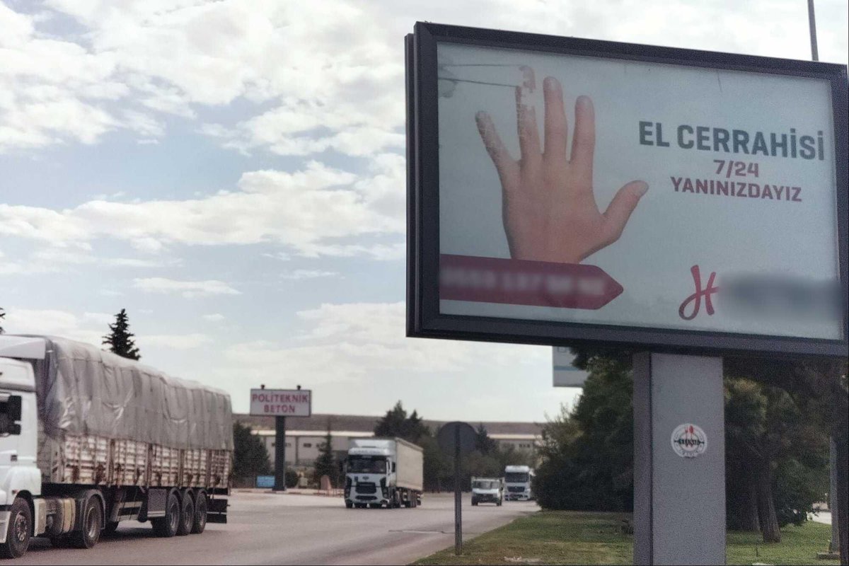 Abreekche's tweet photo. Fotoğraf, çok sayıda işçinin ellerini, parmaklarını kaybettiği Gaziantep Organize Sanayi Bölgesinin girişinden. OSB girişinde el cerrahisi reklamı, disütopik, sürrealist, yeni gotik bir filmden bir kare gibi, ama kapitalizmin emek ve beden yağmasının kanlı bir gerçeği. https://t.co/pqYwWL0KnU