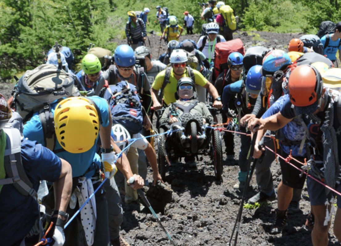 この老人を富士山頂に連れてって、報道では「90歳で富士登山！老人凄い！」と老人が主要顧客の新聞とテレビが報道するが、本当に何も生産されない。

引っ張ってる若い世代がこの時間に車や半導体を生産して外貨を稼ぐこともできたわけです。

この写真を国全体でやって衰退してるのが日本です。