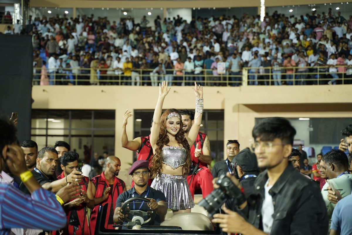 Bhilwarabulls's tweet photo. Bollywood sensation Urvashi Rautela delivered an electrifying performance in Jodhpur during the RPL last evening, captivating the audience with her stunning dance moves and high-energy stage presence.
#bhilwarabulls #RajasthanPremierLeague #RPL2023 #rpl23 #rajasthnpremierleague https://t.co/0EncLp5QOt