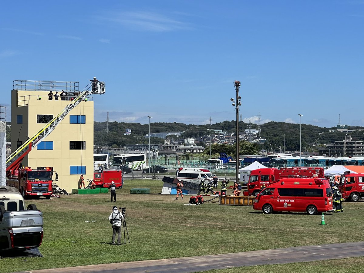 twit_KDS's tweet photo. 関東大震災から100年となる本日、第44回九都県市合同防災訓練が神奈川県・相模原市で開催されました。同訓練は巨大地震を想定したもので、自衛隊、警察、消防、国土交通省などが参加しました。岸田総理大臣も訓練に参加し、防災トイレの設置やバケツリレーによる消火体験を行いました。 https://t.co/xRIR5gmAVJ