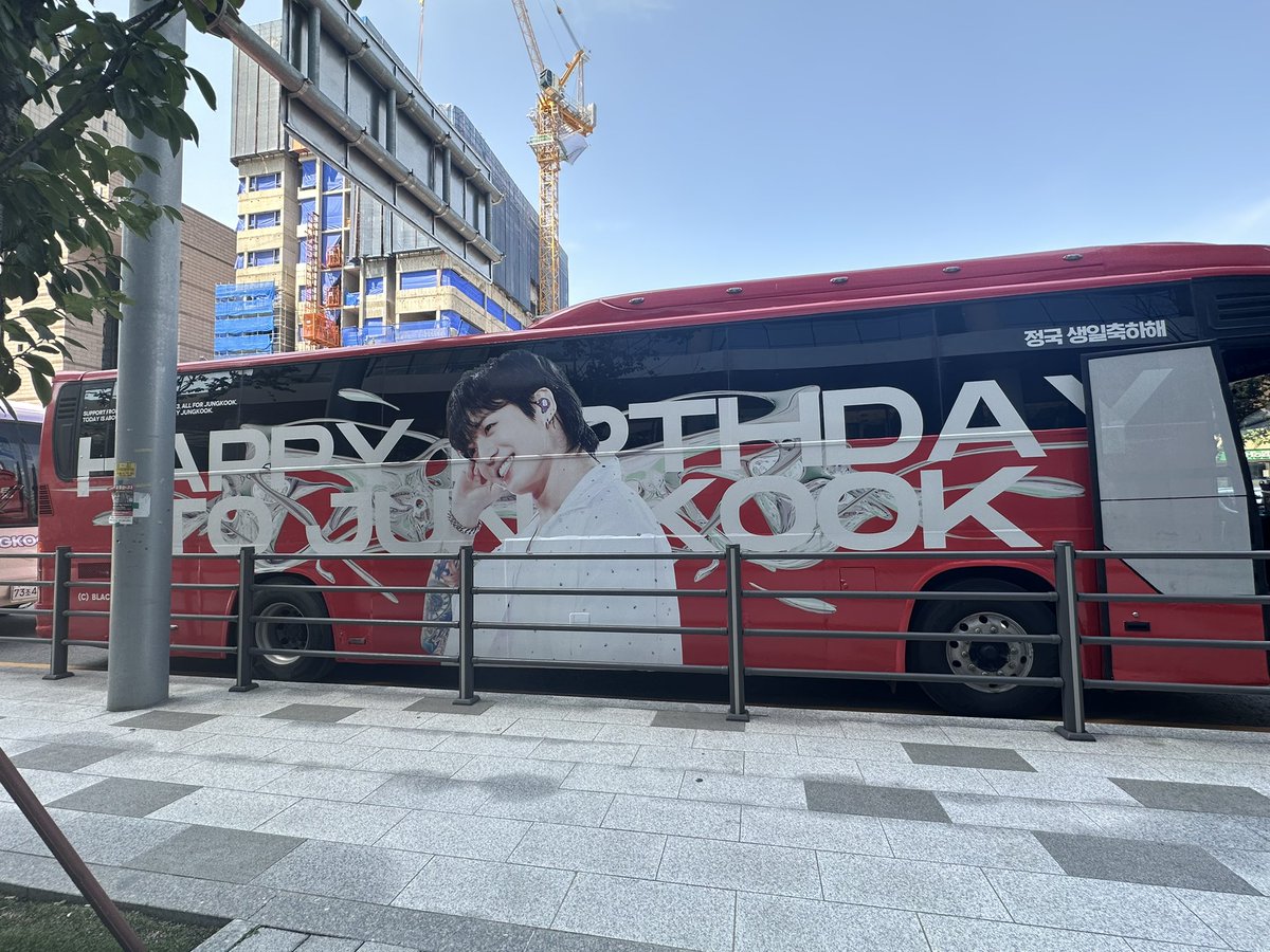 nayu92352748's tweet photo. HYBEの前にジョングクセンイルラッピングバスが2台並んで停まっていました✨

赤ー@blacknwhite_km
ピンクー@JungkookJapan_ 

감사합니다✨✨

#HappyJungkookDay https://t.co/kuHzrBSA29