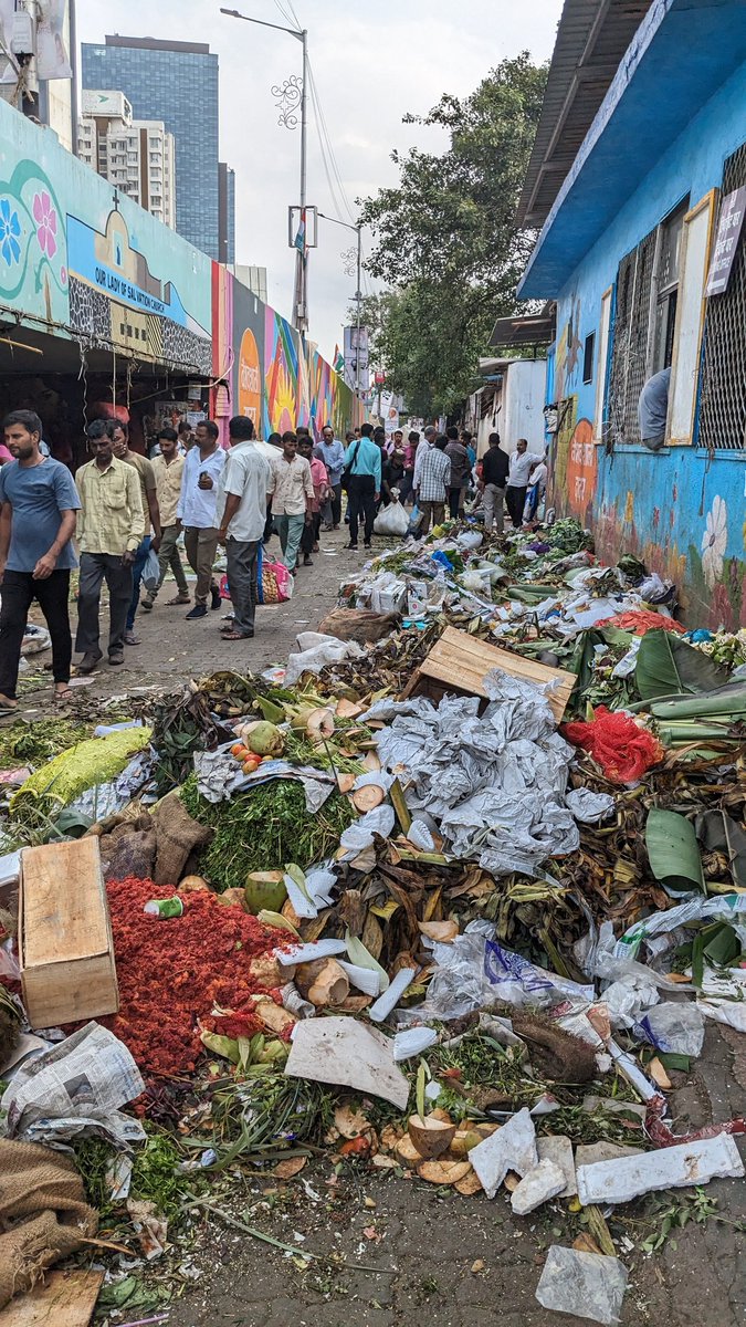 mumbaimatterz's tweet photo. This is Vibrant Dadar for You.

Thanks @mybmcwardGN

@CMOMaharashtra should visit this place and compliment @mybmc

https://t.co/kYfvEHDqXh
