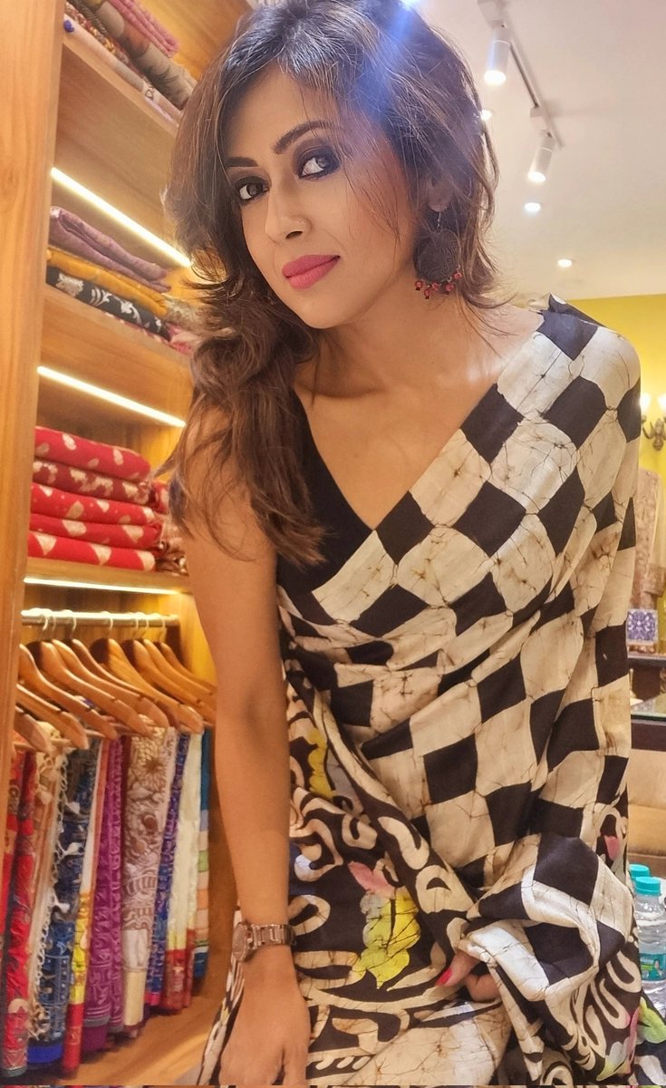 Reshmi_Bagchi's tweet image. Draping Ma's saree...during a busy and work loaded week gives...immense energy boost!!!! #saree #indianwear #Entrepreneur