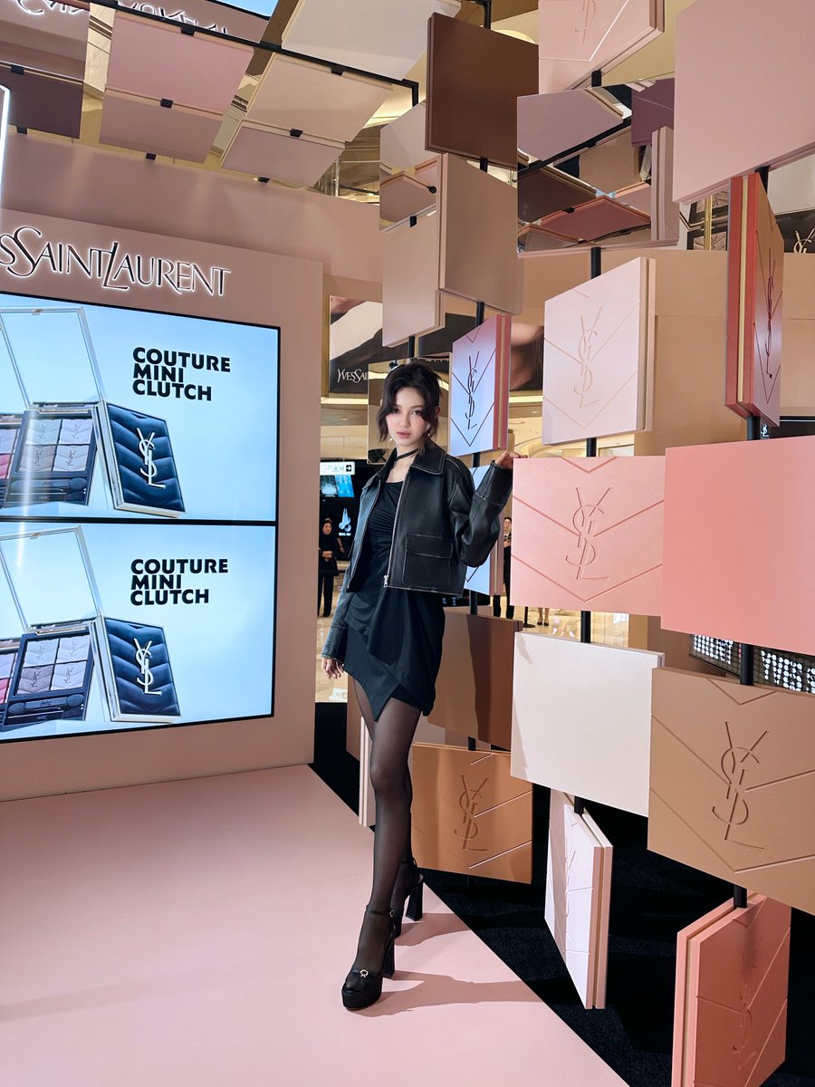 NewJeans_ADOR's tweet photo. ✨🖤✨
DANIELLE at @yslbeauty pop up

#광고 #입생로랑뷰티 #꾸뛰르미니클러치
#NewJeans #뉴진스 #DANIELLE #다니엘 https://t.co/nAz6UbTsll