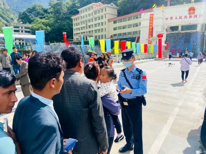 welovenepal01's tweet image. शुक्रबारदेखि मानिस आवाजावतका लागि तातोपानी नाका खुला भएको छ ।२०७२ साल वैशाख १२ गतेको भूकम्पपछि तातोपानी नाका बन्द थियो ।
तस्बिर :रासस
#NepalChina #Border #Tatopani #Nepal