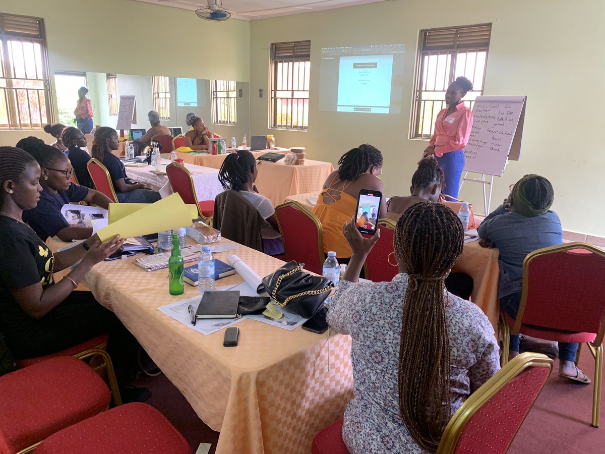 Princemaliksfa3's tweet photo. The young business ladies learning how to Pitch during the women business enterprise training by @amoskiyingi and @artteeks hosted by @UgandaUnites https://t.co/SR76zkoqZy