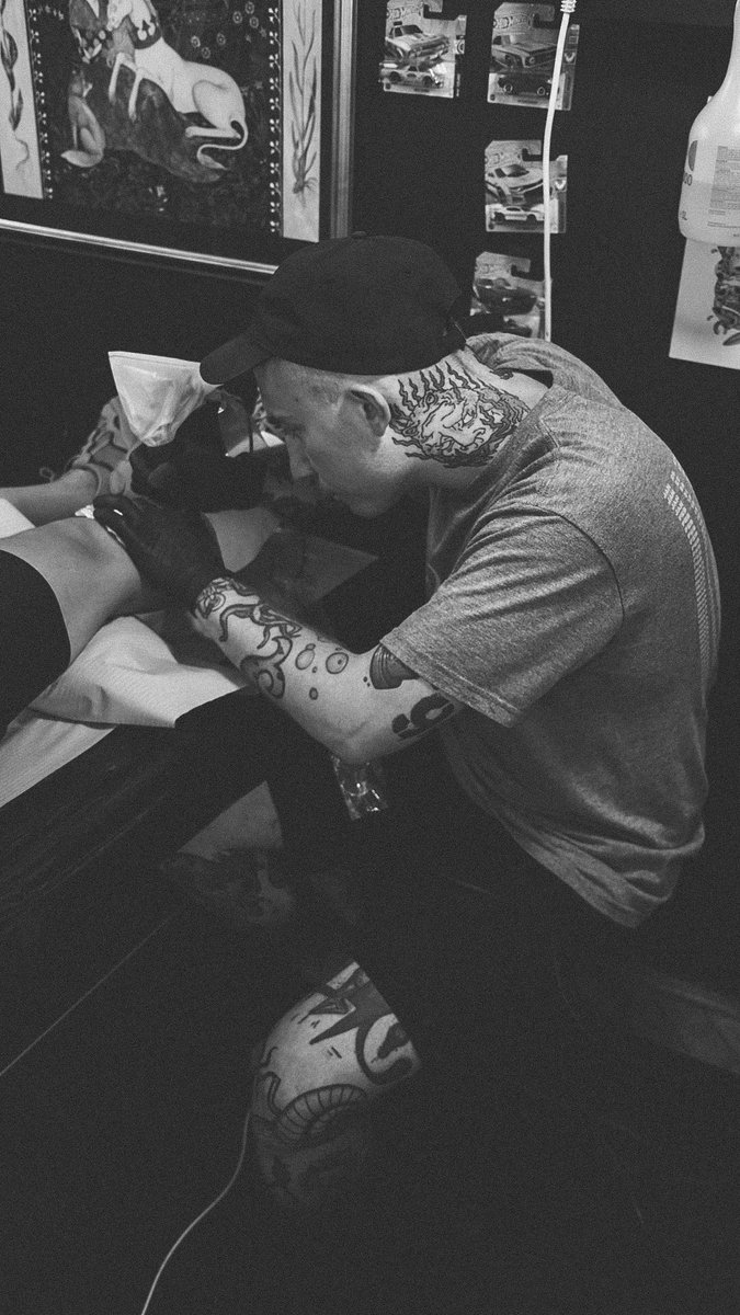 k0smos's tweet photo. Day at the studio. Pain, sweat and back pains 😂 #tattoo https://t.co/RDjiaYnoqp