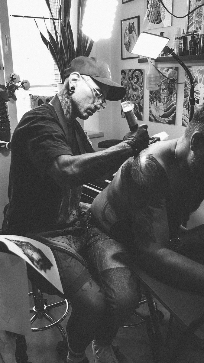 k0smos's tweet photo. Day at the studio. Pain, sweat and back pains 😂 #tattoo https://t.co/RDjiaYnoqp