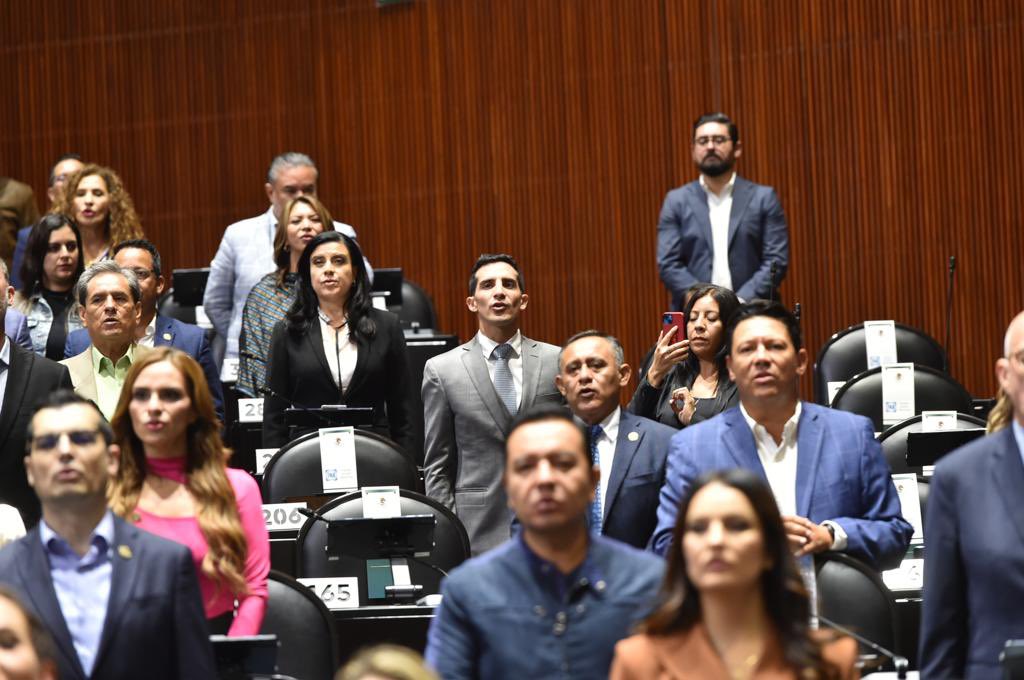 drdesideriotr's tweet photo. Presentes el día de hoy en la toma de protesta de la nueva mesa directiva de la cámara de diputados e instalación de los trabajos del PRIMER periodo de sesiones del TERCER año de la 65 Legislatura.
Con todo el ánimo y las ganas de seguir trabajando por el México que merecemos! 🇲🇽 https://t.co/tmcHLvoogv