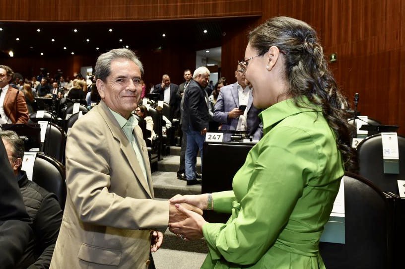 drdesideriotr's tweet photo. Presentes el día de hoy en la toma de protesta de la nueva mesa directiva de la cámara de diputados e instalación de los trabajos del PRIMER periodo de sesiones del TERCER año de la 65 Legislatura.
Con todo el ánimo y las ganas de seguir trabajando por el México que merecemos! 🇲🇽 https://t.co/tmcHLvoogv