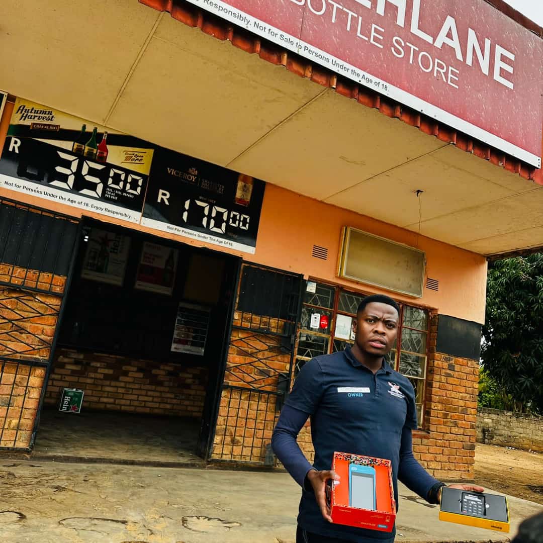 thabang2601's tweet photo. Hi am Dr Thapelo Motlokoa i do business registrations, sell swiping machines and I also sell chips fryers. Call or text 0712215678 if interested https://t.co/spTpeX2gDf
