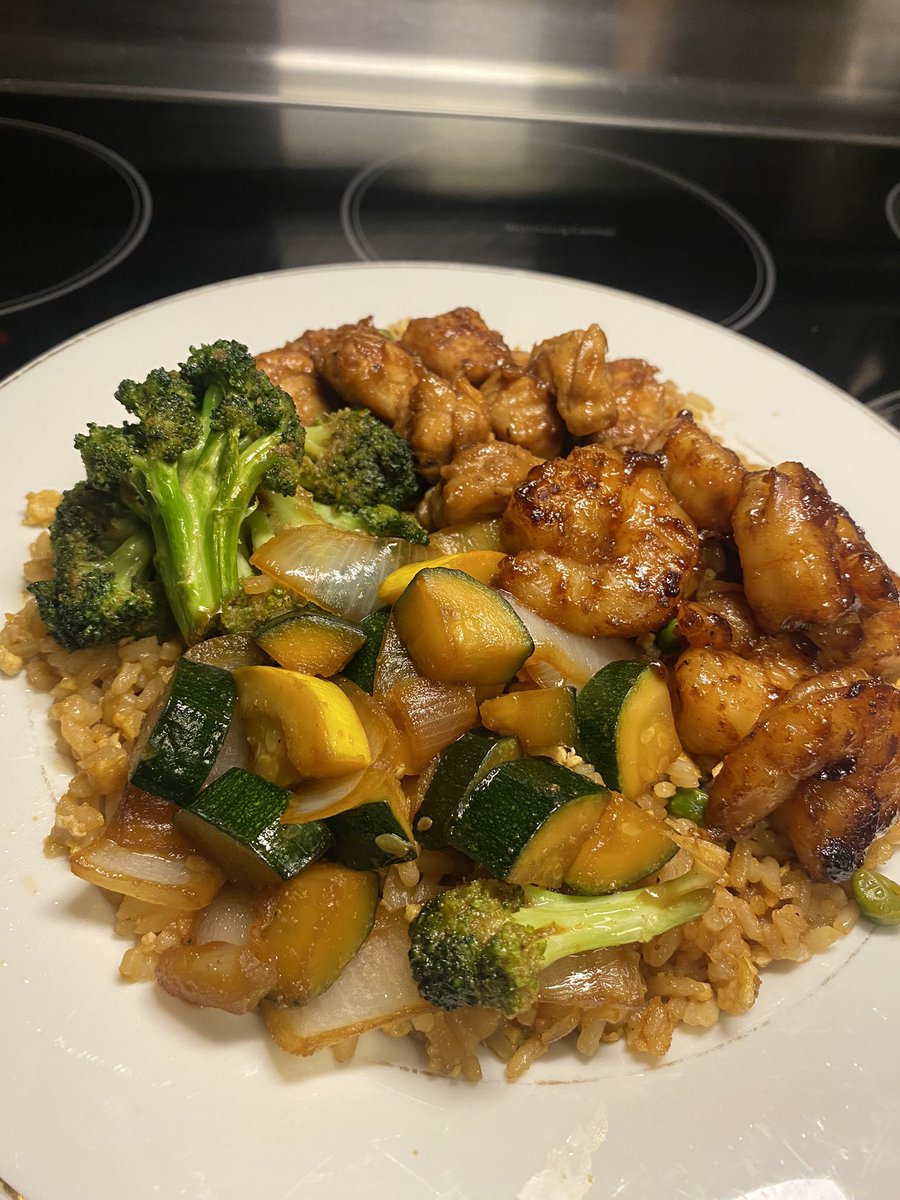 taaj1__'s tweet photo. I got dinner at home🤷🏾‍♂️🔥 #hibachinight https://t.co/Sgn5Ae1KBb