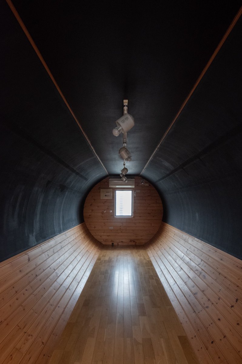 コルゲートハウス
仲良し4兄弟のように見えてかわいい
テナント募集の看板があるから借りることが出来るようだ
1棟は、以前はカフェだった
これ、夏は暑くて冬は寒いだろうなぁ