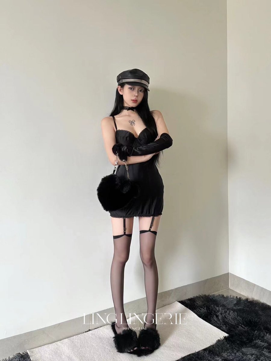 「梦寐」性感连袜睡裙
勾绘连绵起伏的丰媚体态✨

🦋多重性感元素集于一身
立体修身剪裁，收腰包臀
裙摆连接吊袜带，性感优雅
蕾丝颈环一体，甜欲动人🍒

性感亦娇俏
不容错过的浪漫小黑裙
🔗https://t.co/QAO3SfxYnR

#绫天生丝滑 #绫丝袜 #绫 #绫天猫旗舰店 #丝袜 #丝袜控 #パンスト #ストッキング https://t.co/jNAWeYiri0