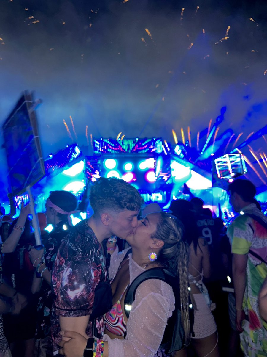LizNguyenV's tweet photo. @EDC_LasVegas @jpike_ 🩷🪐💫🩵 https://t.co/dNAyDUidQg