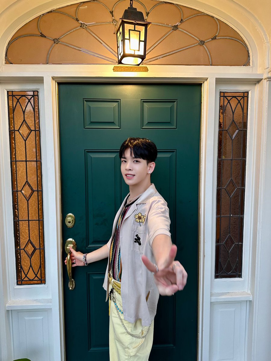 CRAVITY_twt's tweet photo. So did you go home and watch it again?? 🤨
#ALLEN #앨런 #Cheese https://t.co/J1G1f5n96j