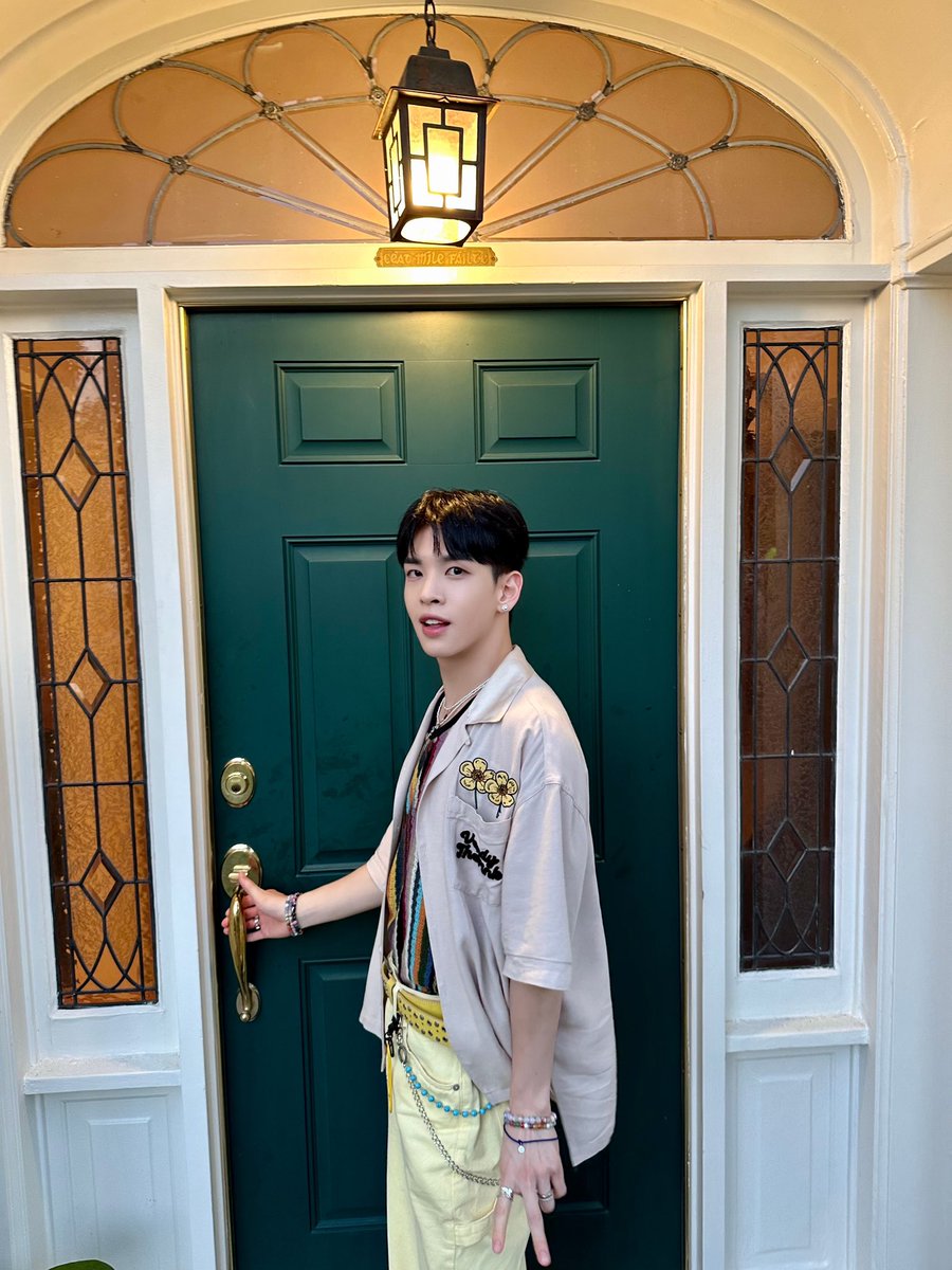 CRAVITY_twt's tweet photo. So did you go home and watch it again?? 🤨
#ALLEN #앨런 #Cheese https://t.co/J1G1f5n96j