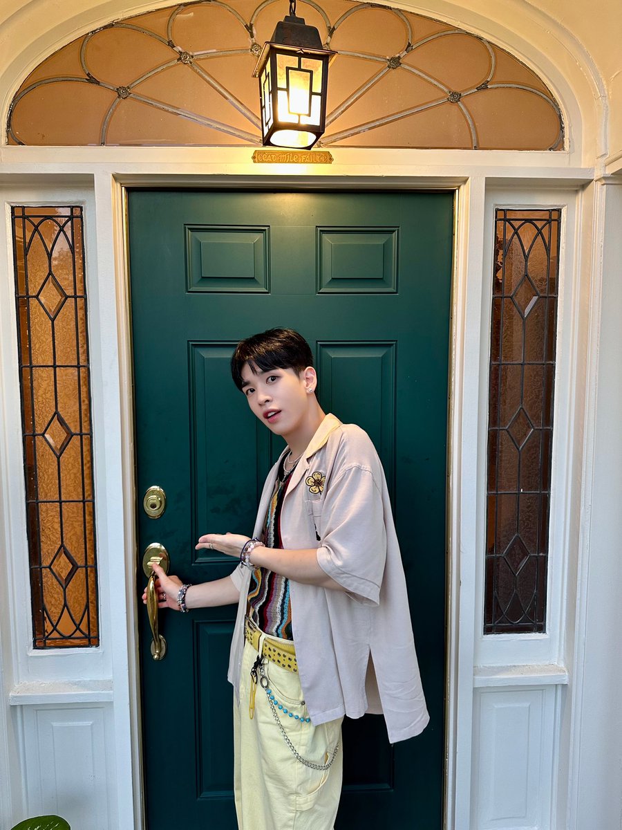 CRAVITY_twt's tweet photo. So did you go home and watch it again?? 🤨
#ALLEN #앨런 #Cheese https://t.co/J1G1f5n96j