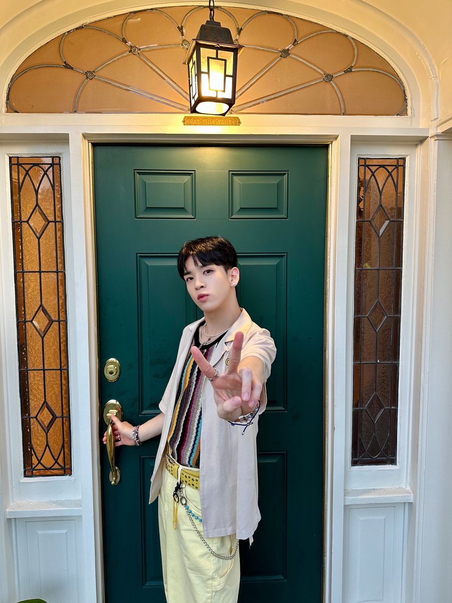 CRAVITY_twt's tweet photo. So did you go home and watch it again?? 🤨
#ALLEN #앨런 #Cheese https://t.co/J1G1f5n96j