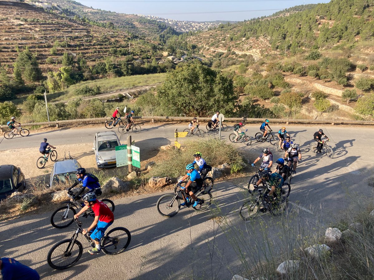 HillsJerusalem's tweet photo. בוקר טוב מאירוע הרכיבה ברכס לבן! תראו את כל הרוכבות והרוכבים המגניבים שהגיעו להראות עד כמה רכס לבן חשוב להם 🚲😍 https://t.co/ftjNkCBTNl