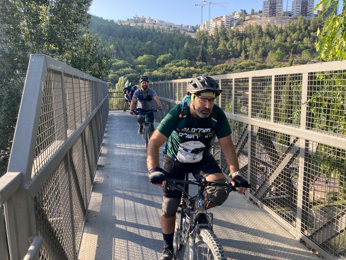HillsJerusalem's tweet photo. בוקר טוב מאירוע הרכיבה ברכס לבן! תראו את כל הרוכבות והרוכבים המגניבים שהגיעו להראות עד כמה רכס לבן חשוב להם 🚲😍 https://t.co/ftjNkCBTNl