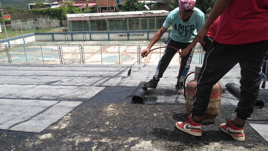 Charallave #Miranda está activado con las #BRICOMILES  para la rehabilitación  de La UEN Creación Charallave, la @alcadiacharallave , fuerzas vivas pusieron manos a la obra a crear ambientes adecuados para la educación de nuestros jóvenes,gracias <a href="/NicolasMaduro/">Nicolás Maduro</a>
#ElFuturoEsAhora