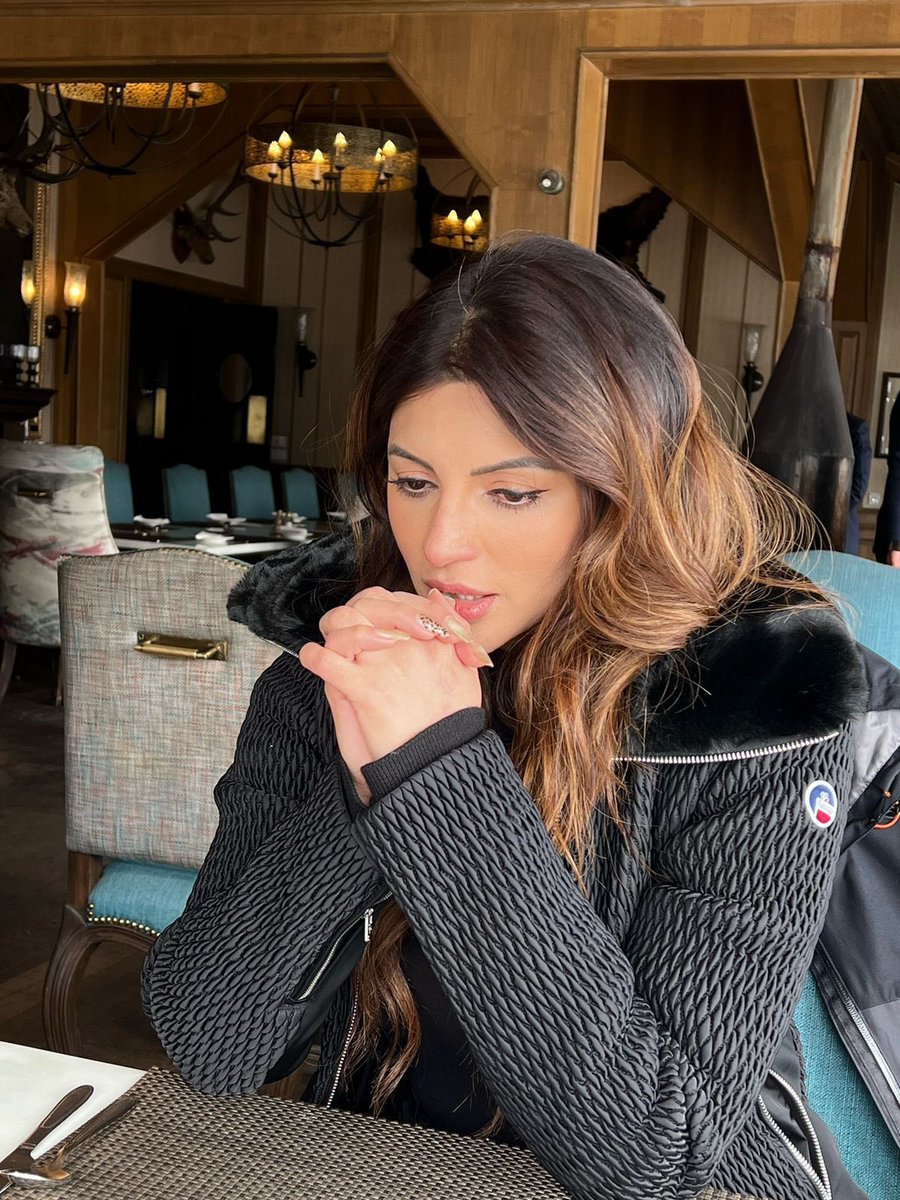 Some days are bright, some days are dull, some days I am blah but everyday I am hopeful! You should also try #keepgoing have faith ✨❤️
.
.
#love #light #shamasikander