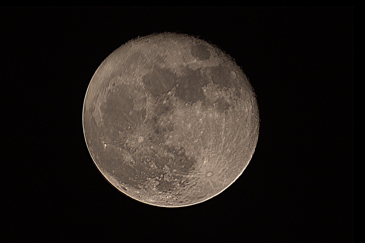 Foto a la luna desde Cancún con el telescopio del club de ciencias y una canon sl1. El procesado son trucos de caballeros dorados... #UTCancun <a href="/UTCancun/">UT Cancún BIS</a>