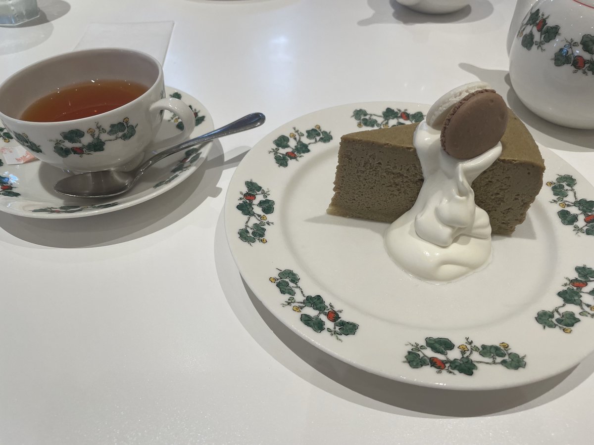 六花亭の喫茶室に誕生日当日と判る証明書を提示すると
ケーキとドリンクが無料提供されると知りました。
幸せー😊