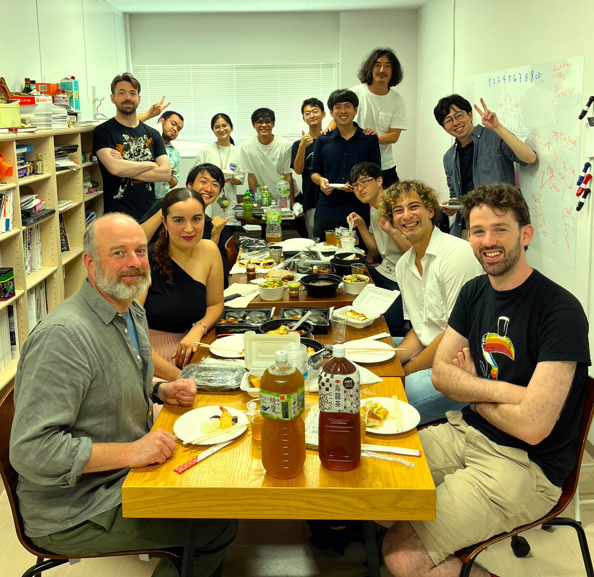 A lunch party in my lab🇯🇵🇬🇧🏴󠁧󠁢󠁳󠁣󠁴󠁿🇩🇪🇫🇷🇵🇭🇹🇭🇨🇳🇮🇩🇺🇸 Welcome guys @SpyrosLytras @robertson_lab @NchiouaRayhane 🙂!!!