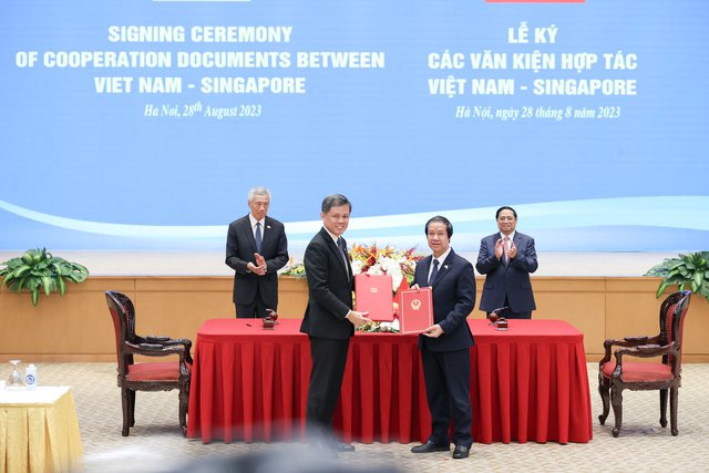 #PMPhamMinhChinh #PMHsienLoong witnessed the signing ceremony of 7 new cooperation documents between ministries, branches and agencies of the two countries in the fields of: diplomacy, economy-foreign trade, human resources, education, sustainable infrastructure development …