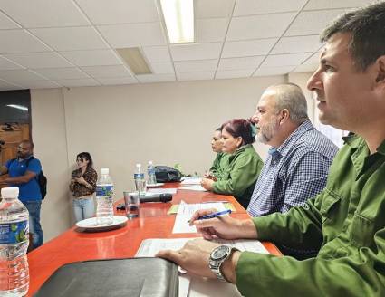 El premier cubano en visita realizada a #PinardelRío reconoció el trabajo de las máximas autoridades del territorio y la agilidad con la que se trabajó para evitar mayores daños. 

#Cuba
#DeZurdaTeam