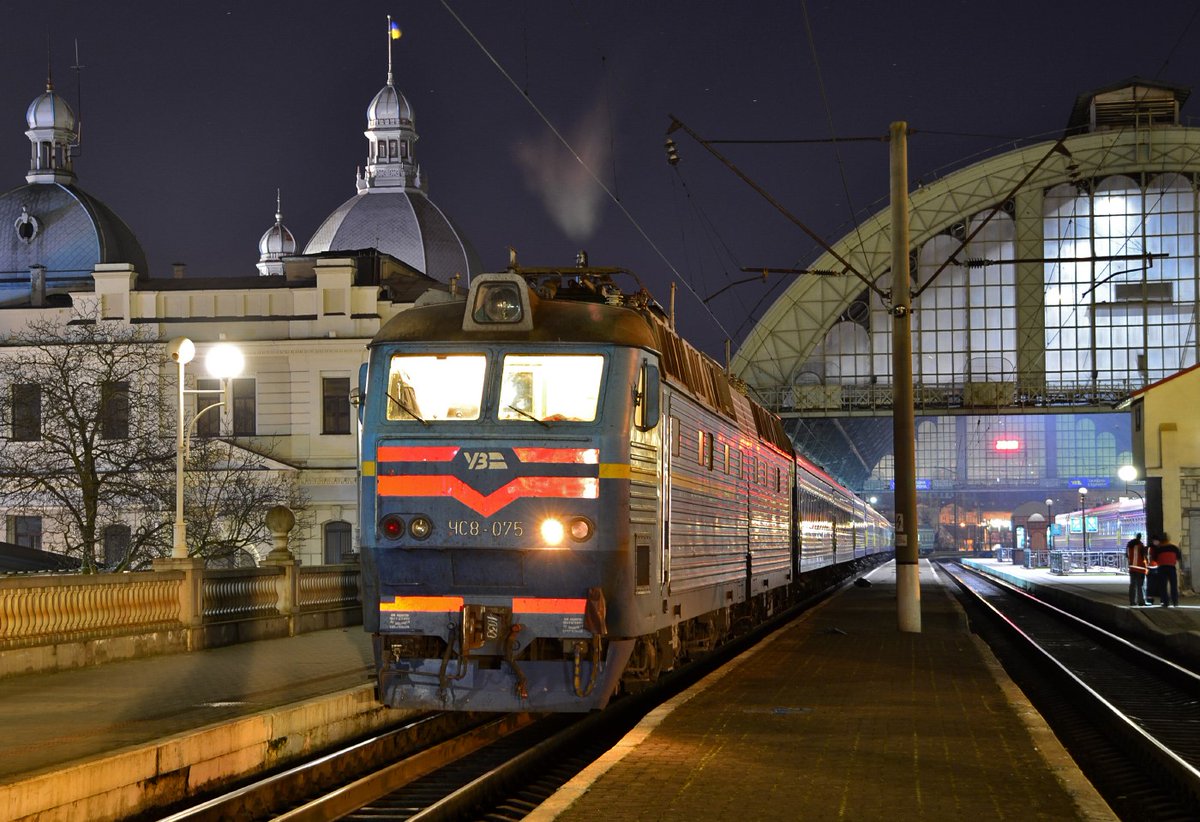 CheminsdeFerTC's tweet photo. #Lviv étant située à l'extrémité est de l'#Ukraine, les trains de nuit étaient justifiés pour se rendre ou sud ou à l'est. Une #ChS8 s'apprête à démarrer pour un long trajet.
Photo de Yuriy Slyusar @UraSlusa par https://t.co/UDhWcojYSy https://t.co/f2KtcpVEy1