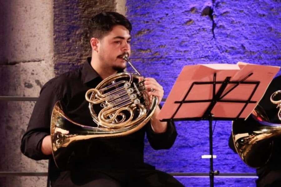 Ti è stata tolta la possibilità di vivere e a noi ci è stata negata la possibilità di conoscere la tua arte. Fai buon viaggio #giovanbattistacutolo e suona il corno lassù per noi che dobbiamo convivere con lo schifo che a volte la vita ci presenta