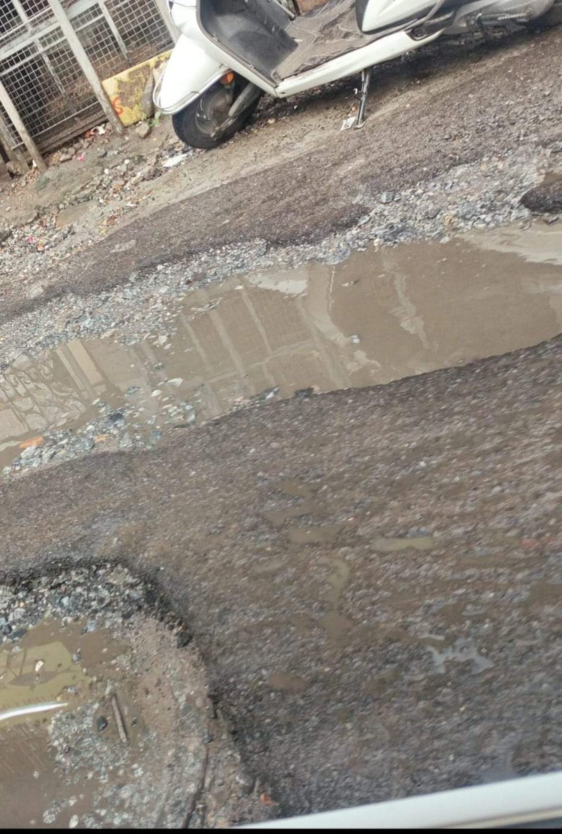 skaria2011's tweet photo. Bommanahalli -
GB Palya to Mico layout Road
Life-threatening potholes😡😡😡
#BBMPCommissioner #sathishreddymla #ChiefMinisterofKarnataka #Siddaramaiah #DKShivakumar #KavithaReddyKR #TeamKavithaReddy https://t.co/KZcvo5N4NC