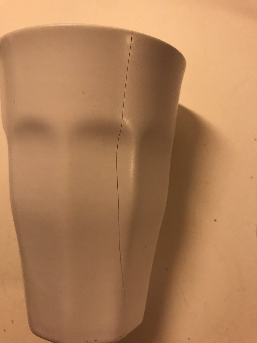 naregenkomtzon's tweet image. #week35 Dit Is al de 2e HEMA beker die spontaan barst bij hete thee.