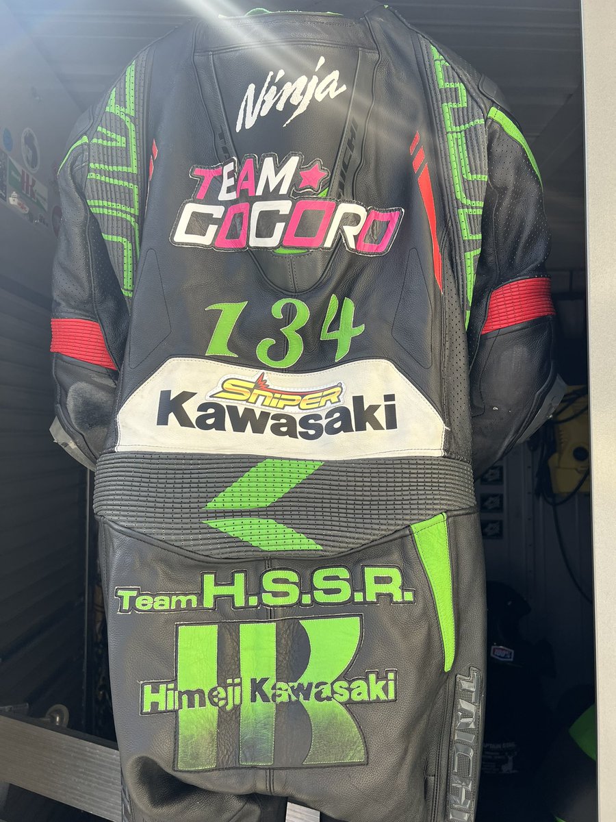 beckhamhisashi's tweet photo. 鈴鹿の転倒からツナギが修理から戻ってきましたー。
T&Tさんで修理、キャメルバック追加。
あとは11月までに純正カウル納期間に合うか?
しばらくはFRPカウルで走ります!!
#TEAMCOCORO
#sniper
#HDESIGN
#zx25r
#姫路カワサキ https://t.co/h04CYUS909