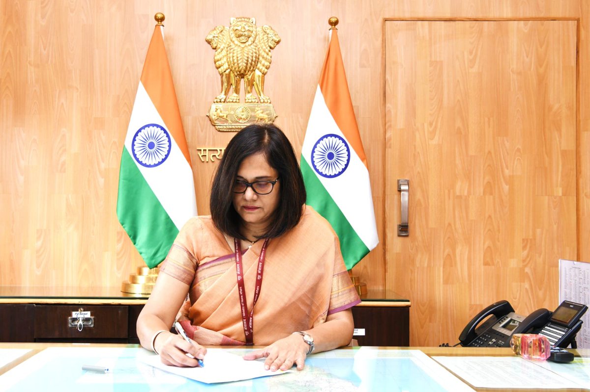 NDTVProfitAlpha's tweet photo. #JayaVarmaSinha, the first woman to head the Railway Board, assumes charge.

Read: https://t.co/wRe5rxIY3V

(📸 @RailMinIndia ) https://t.co/3VISzNzCAS