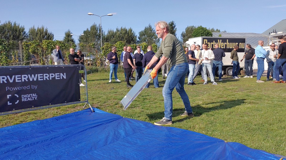 ngrynerds's tweet photo. Branchevereniging DCC weet hoe je een feestje geeft en Ruud komt erover vertellen. Het is stil in de studio omdat de meeste nerds in Tirana zitten maar gelukkig werkt de Jisti... bijna vlekkeloos. En was dit nou de laatste GCSC? https://t.co/qDMX3WChWM https://t.co/3EXEnsyo1D