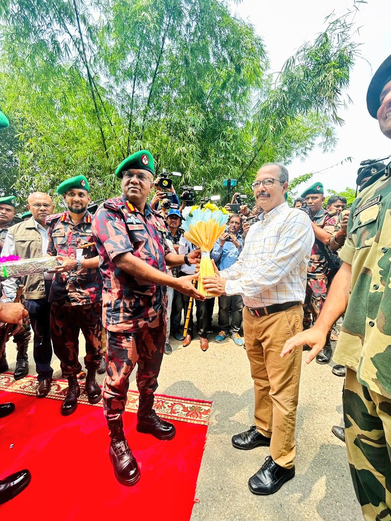 LPAI_Official's tweet photo. 🇧🇩 Maj. Gen. AKM Nazmul Hasan, DG Border Guard Bangladesh (BGB) visits India-Bangladesh border at Srimantapur Land Port. Welcomed at Zero line by Sector DIG & @BSF_India officials. Strengthening ties & border cooperation! 🤝 #BorderCooperation https://t.co/AxMNsGJ3Dt