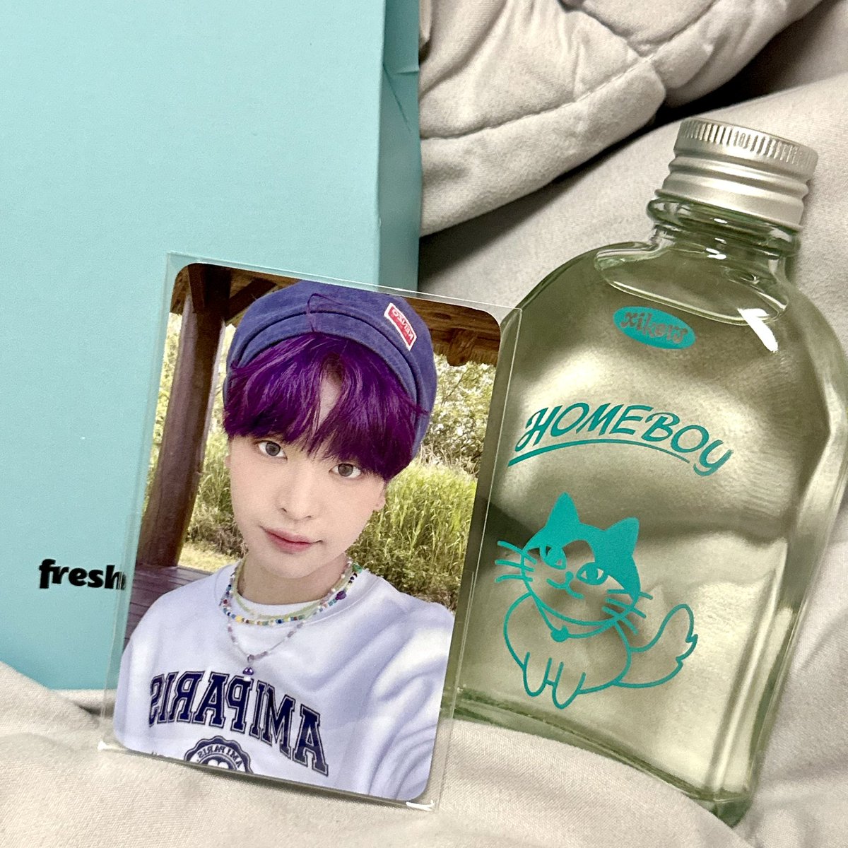 yechanaaaa's tweet photo. 사운드웨이브 홈보이 팝업 카페 다녀왔더용 🤟

싸이커스만에 MD들도 보고
🏠홈보이피크닉세트🍀 
를 통해서 각양각색 음료들과 디저트 까지 맛 볼 수 있어서 행복했뜹니댜 그리고 멤버들이 직접 꾸민 인테리어(?)들도 보는 재미가 쏠쏠했땁니다💜
#xikers_HOMEBOY_popup
#xikersxcafetheSOUNDWAVE https://t.co/k2ElE2Jjts